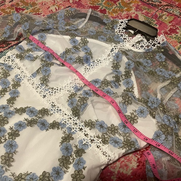 60s inspired white go go style dress with blue viney flowers. Sheer sleeves - Picture 3 of 8